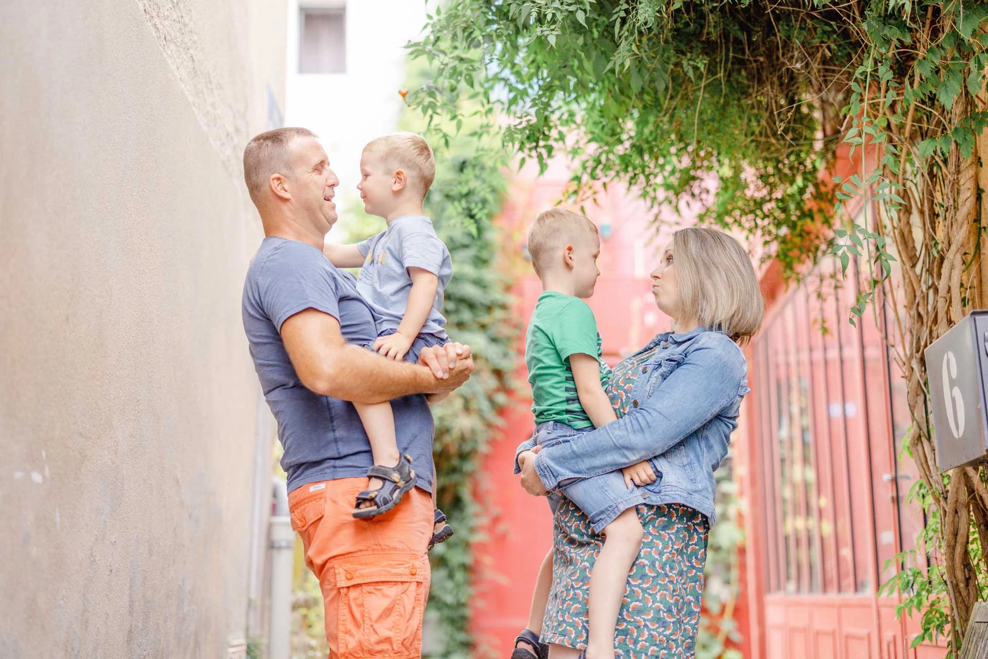 bonheur enfant sourire amour gris